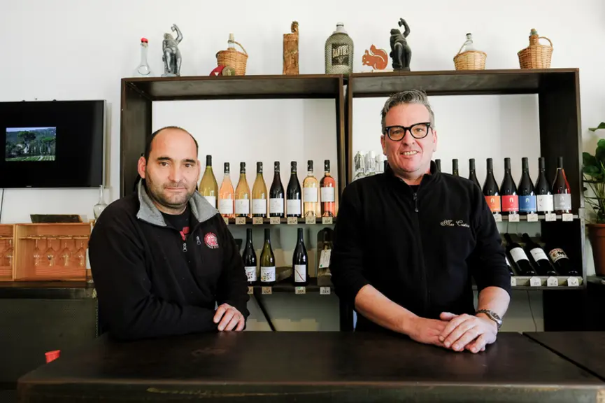 Julien Gril (à gauche) et Andy Cook (à droite) forment avec Philippe Gard le trio à l'origine de Tramontane Wines, une structure qui mutualise trois d