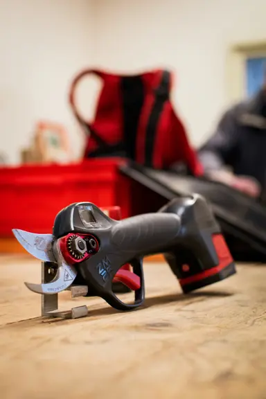Le sécateur Zanon Srl promet une journée complète de travail sans câble et sans support de batterie dorsale. © F. Reynaud
