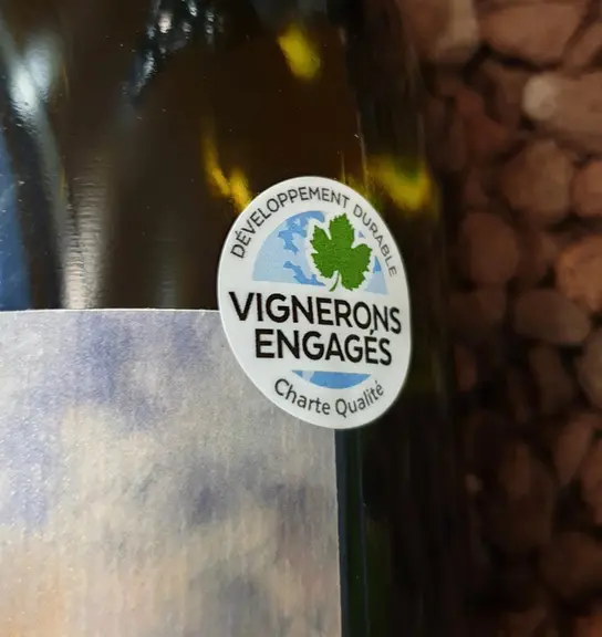 Le nouveau logo se veut plus lisible. Il se décline en deux versions, une en français et une en anglais pour l’export, à apposer sur les bouteilles et