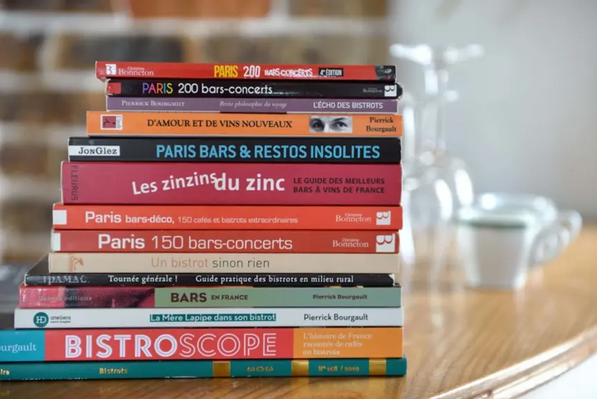 Pierrick Bourgault a réalisé une quinzaine de livres sur les bistrots en variant les approches : guides, histoire, étude ethnologique, récits... Le bi
