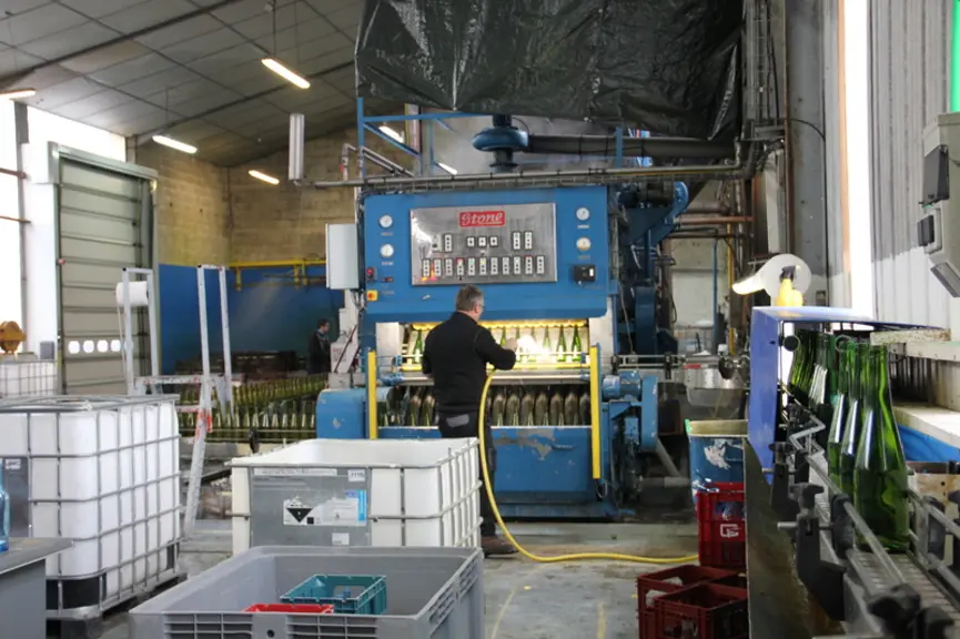 Bout' à Bout' confie le lavage des bouteilles récupérées à Boutin Services. Cette entreprise est implantée localement, à Clisson, près de Nantes, ce q