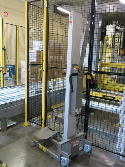 Acquis pour transporter les bobines d'étiquettes, ce chariot a la particularité d'être étroit pour faciliter sa circulation dans la zone de conditionn