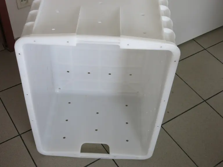 La Cave de Lugny a repéré des caisses dont les poignées sont arrondies et non pas rectangulaires, un petit détail qui peut rendre leur prise en mains
