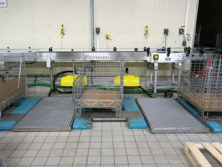 Des tables élévatrices permettent de boxer et déboxer en limitant les ports de charge. © C. Gerbod