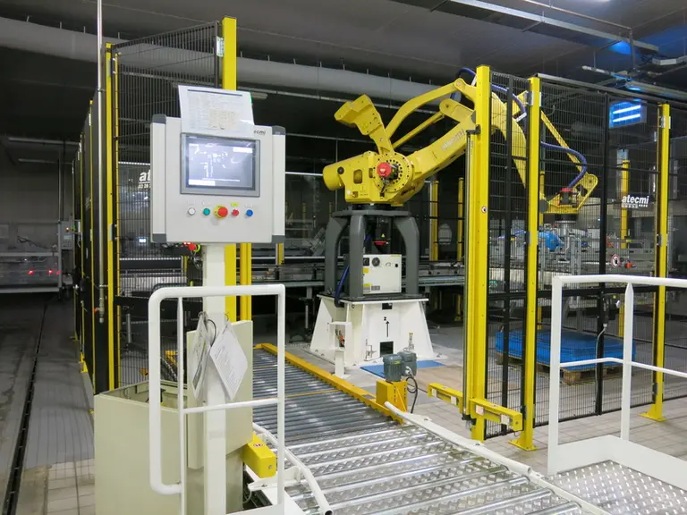 Le robot dépalettiseur est l'un des tous derniers investissements réalisés par la Cave de Lugny.  © C. Gerbod