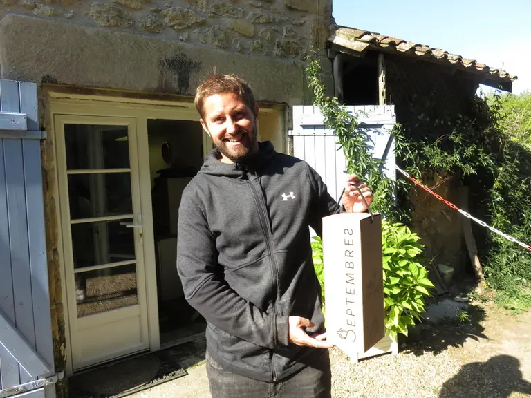 Thomas Pinet, fondateur de SeptembreS, s'est lancé dans le surcyclage de bouteilles de vin, c'est-à-dire qu'il les transforme en de nouveaux objets :