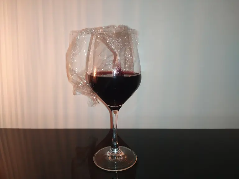 D'après l'étude de l'ISVV, plus le contact vin-film est prolongé, plus le traitement est efficace. Au-delà de 48 heures, apparaît toutefois un effet d