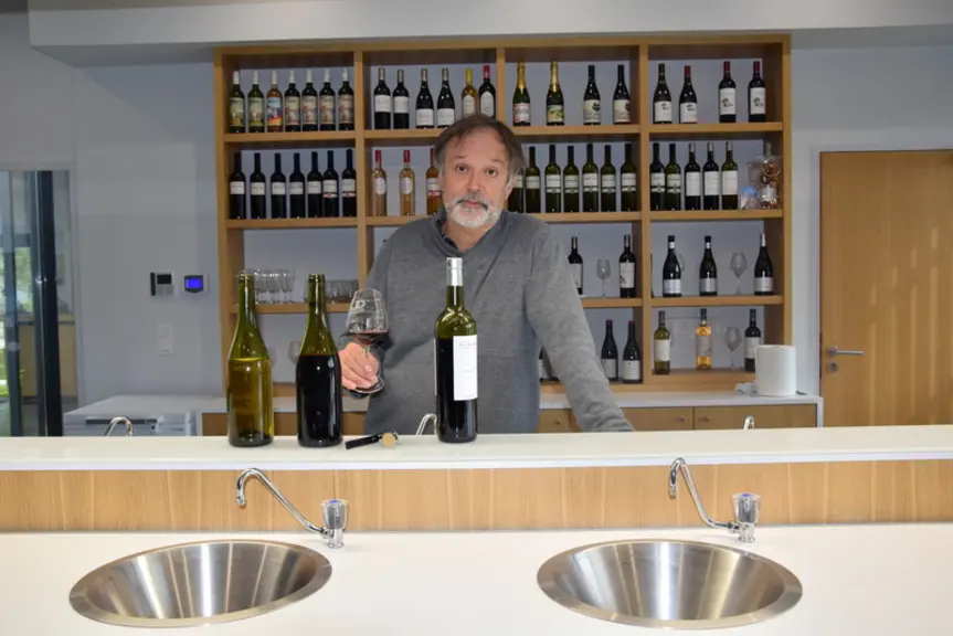 Éric Moëc, ingénieur œnologue chez Badet Clément, réserve la bioprotection aux raisins vendangés à la main. Il s'agit des raisins issus d'un domaine q