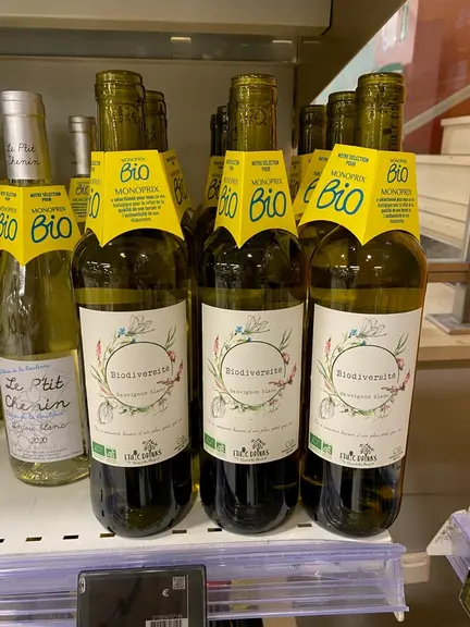 Monoprix est la première chaîne de distribution à oser commercialiser des bouteilles sans capsules. L'enseigne propose les vins du négociant vert Ethi