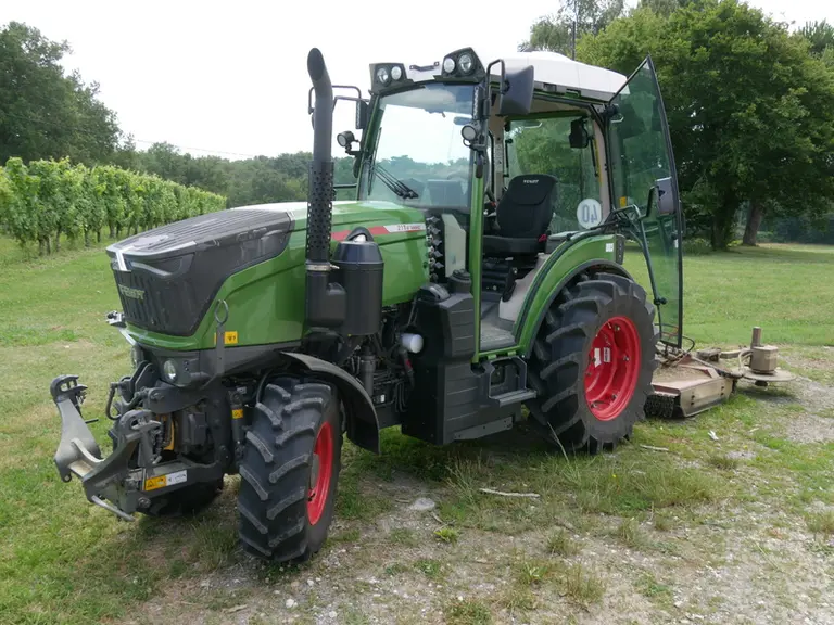 Le tracteur Fendt 211 V Vario intègre une cabine à quatre montants de catégorie 4 en option.