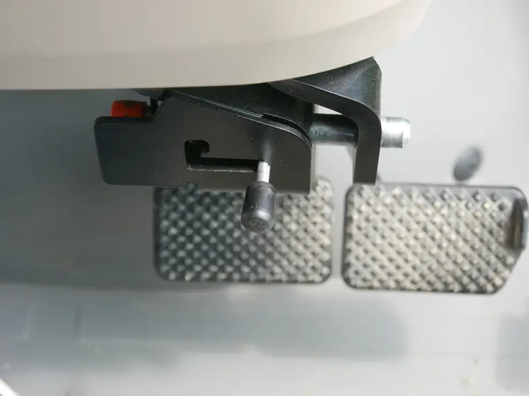 Pratique le système de désaccouplement des deux pédales de frein.