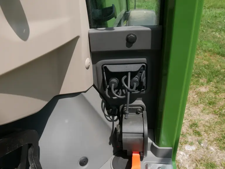 En bas à droite du pare-brise, Fendt a placé des passe-câble.