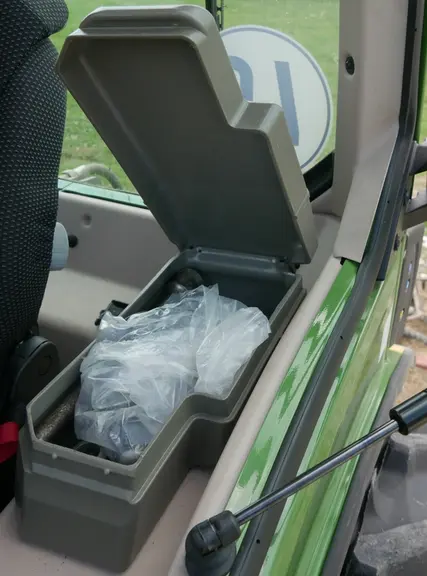 Un petit coffre prend place à gauche du siège dans la cabine.