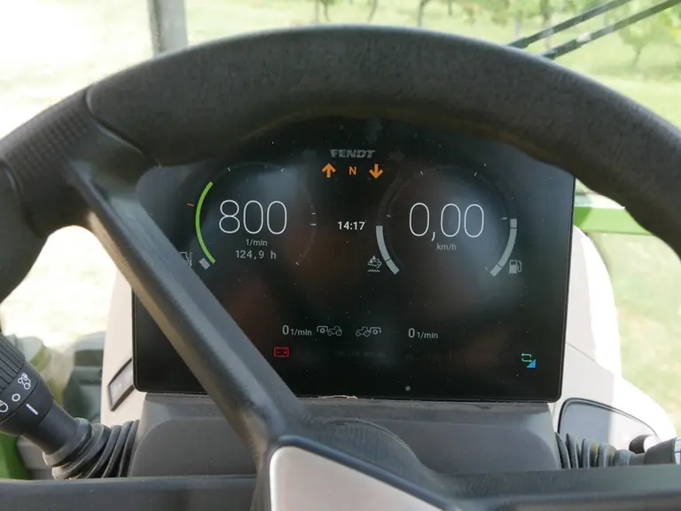 En guise de tableau de bord, Fendt a placé un écran couleur derrière les volant.