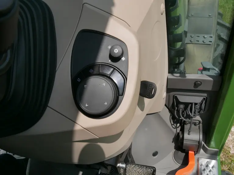 À droite du volant, des commandes permettent de naviguer dans le tableau de bord.