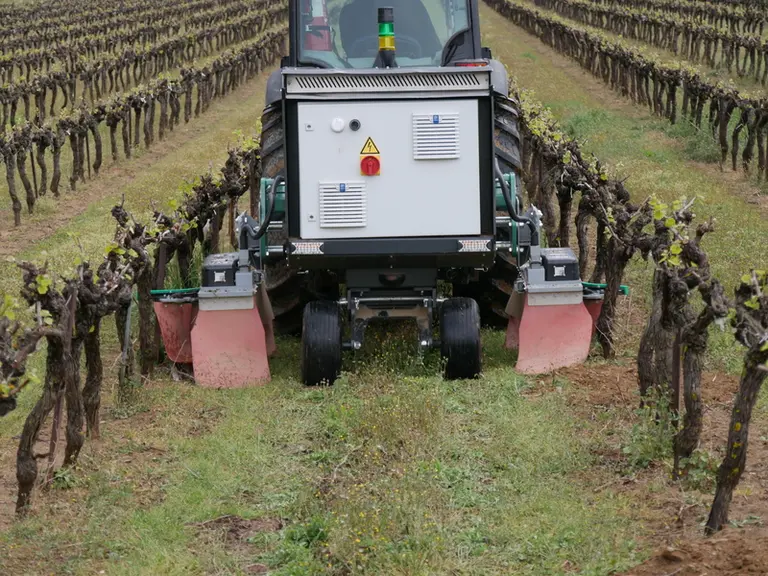 La matériel de désherbage développé par la société Zasso fonctionne en envoyant un courant électrique à travers les plantes.
