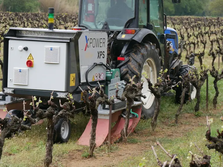 La matériel de désherbage développé par la société Zasso fonctionne en envoyant un courant électrique à travers les plantes.