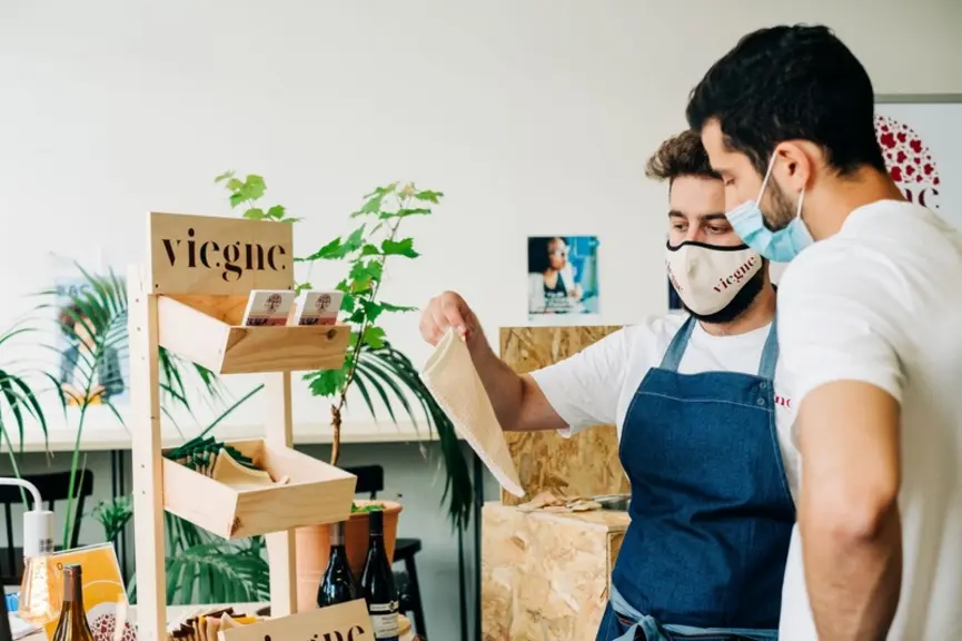 Étienne Millerioux commercialise aussi des accessoires pour ses savons, ici une pochette étanche de voyage.