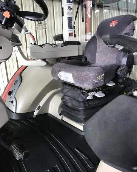 Pour nettoyer la cabine, le nettoyeur vapeur est à proscrire, puisque la vapeur abîme les plastiques en plus d'oxyder les composants électroniques sou
