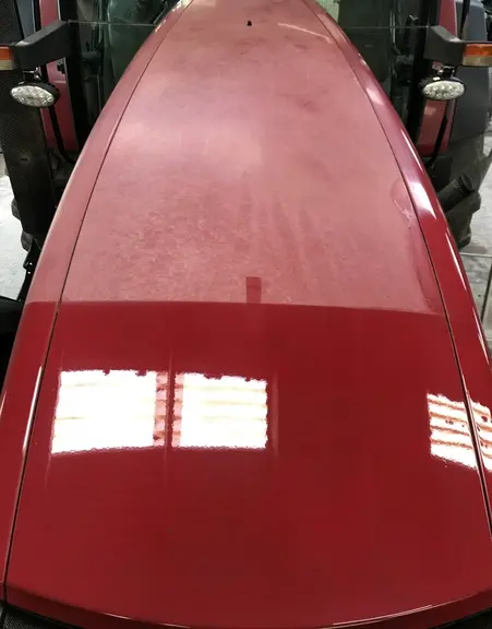 Le polissage de la carrosserie redonne de l'éclat au matériel, qui peut se traduire par une hausse de sa cote rentabilisant largement la prestation.