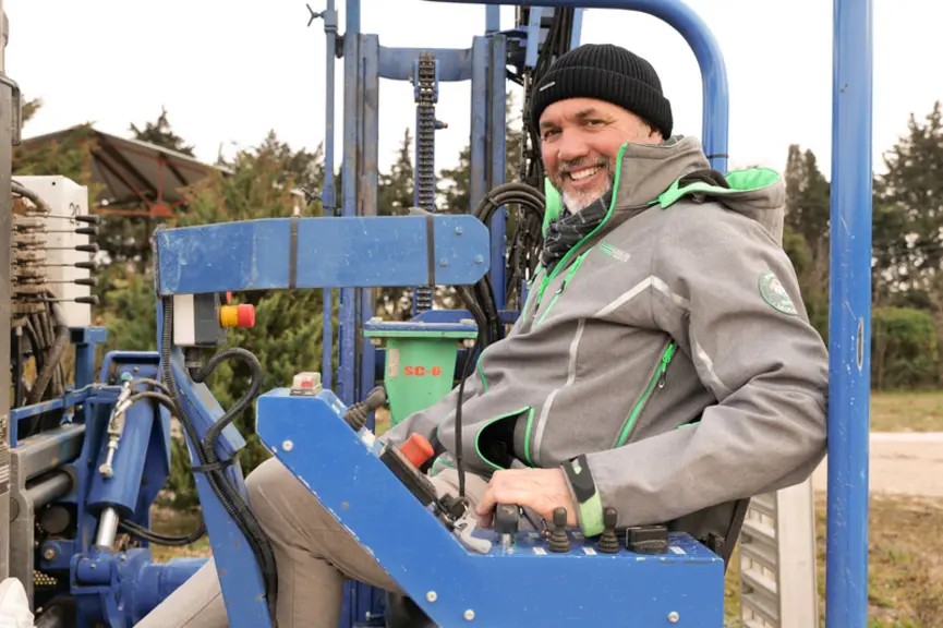 Depuis qu’il travaille dans les vignes, Olivier Augier n’a de cesse de trouver des solutions techniques pour moderniser l’aménagement du vignoble et l