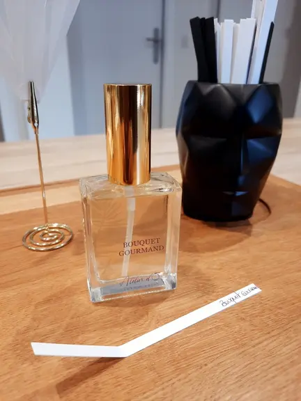 Le parfum créé peut être édité en eau de parfum avec une dilution à 15% en flacons de 10, 30 ou 50 ml.