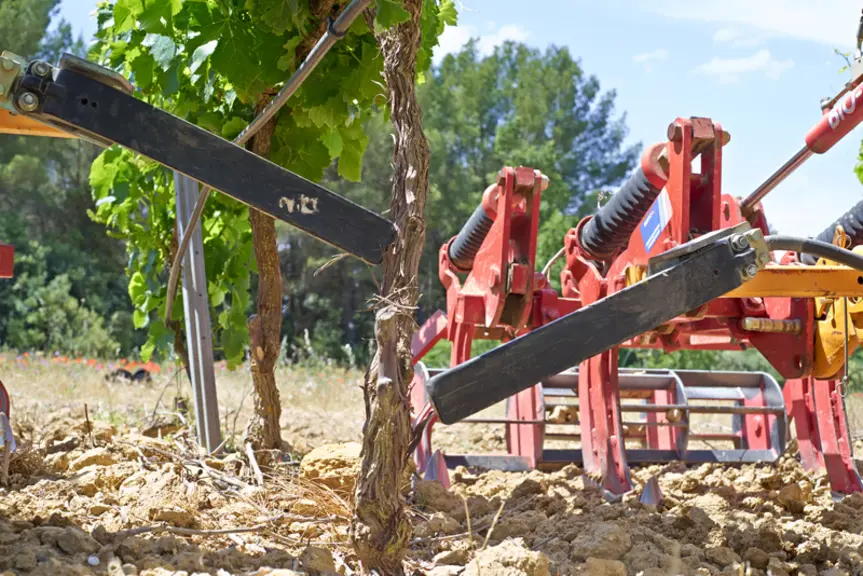Les palpeurs latéraux centrent les outils dans l'interrang.