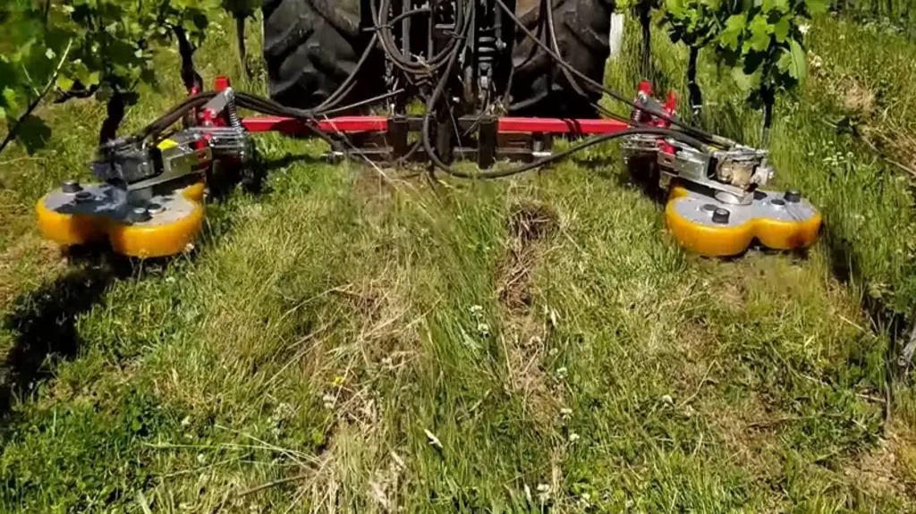 Balligand propose un système original de têtes de tonte à trois rotors, formant un trèfle et tournant librement autour d'un axe central.