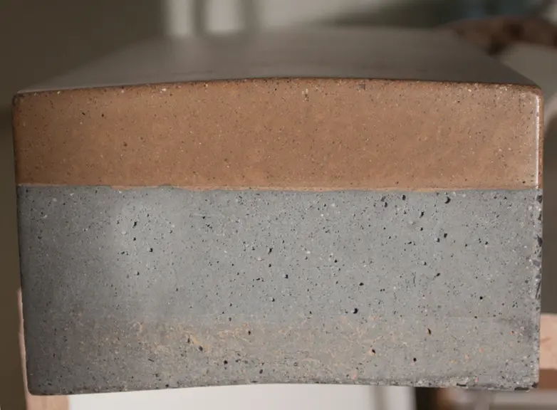 La particularité des cuves de Sonoma est de disposer d’une structure en double couche. L'extérieur est en béton avec fibre de verre GRC (Glassfibre Reinforced Concrete) et teinté dans la masse.