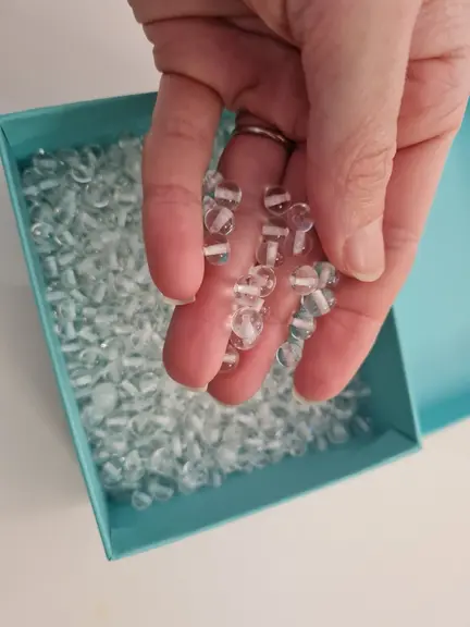 Les perles sont fabriquées par un artisan verrier d'art. 