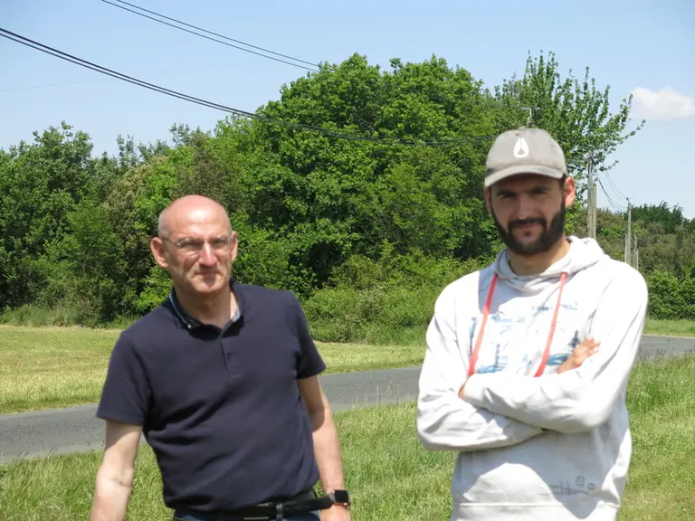 Dans le projet de la SCEA de Montelin, l'accession au foncier de jeunes de moins de 30 ans comme Thibaut (à droite) est une motivation forte pour Jean-Jacques Biteau, désireux de perpétuer l'activité créée par ses grands parents en 1931. 