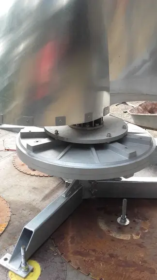 Un alternateur plat de bonne grandeur (3 000 W) peut s'intégrer directement sur l'axe vertical.
