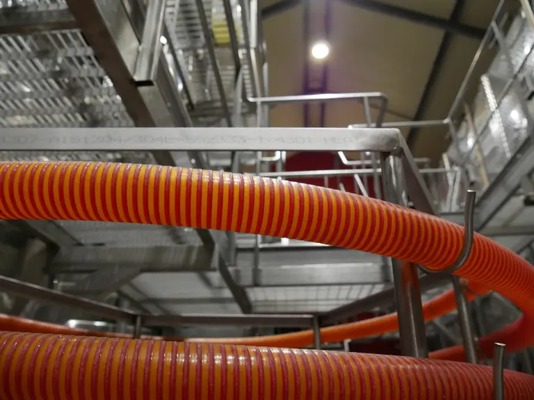 Les tiges verticales sont soudées aux différents angles des cadres.