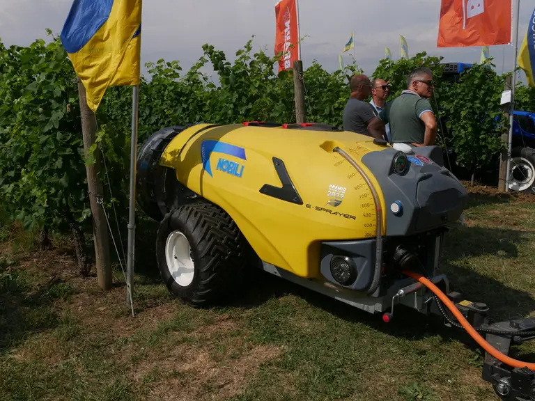 Le pulvérisateur électrique "e-sprayer" du constructeur italien Nobili, exposé à Enovitis in campo, a reçu une récompense à l'Innovation Challenge 2022.