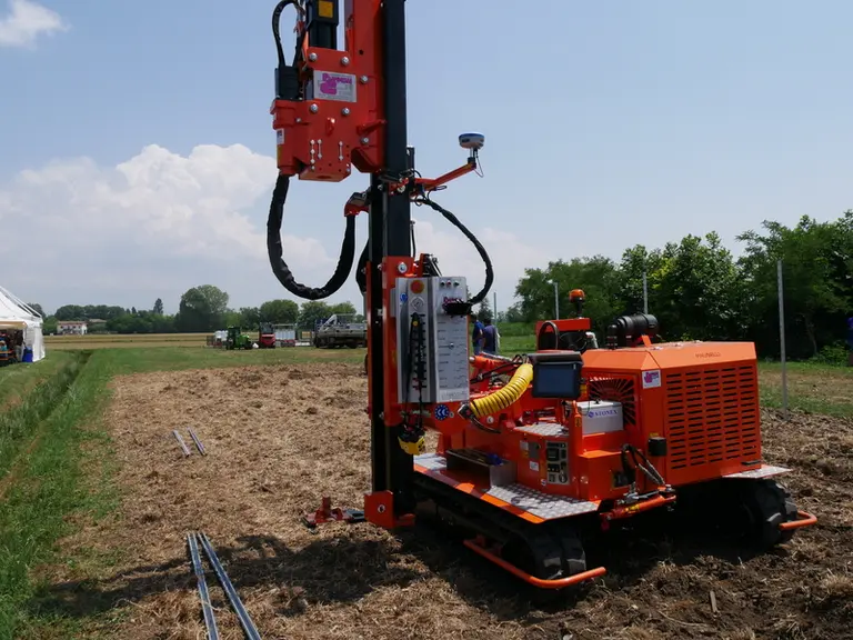 L'entreprise Pauselli commercialise des enfonce-pieux autonomes, qui sont équipés de la solution de guidage GPS de Stonex.