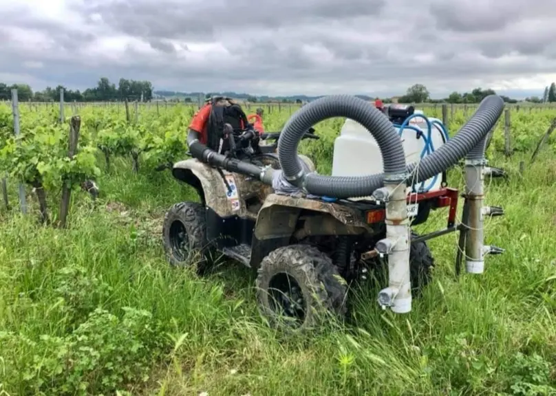 Paul Guillot a bricolé un souffleur à feuilles pour pouvoir traiter sa vigne après la pluie.