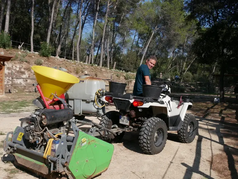 Broyeur, épandeur, pulvérisateur... Guillaume Guiroux est équipé pour réaliser quasiment tous les travaux de la vigne au quad.