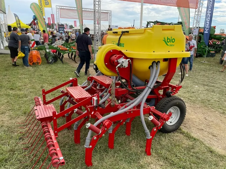 La gamme de semoirs Bio 200 V du constructeur espagnol Aguirre se compose de quatre modèles de 1,40 à 2,30 m.