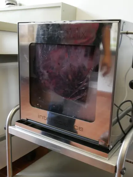 Les baies, transférées dans un sac en plastique, sont foulées deux minutes dans une machine à pales nommée JumboMix. 