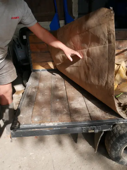 Le fond de la remorque est constitué de planches de palette.