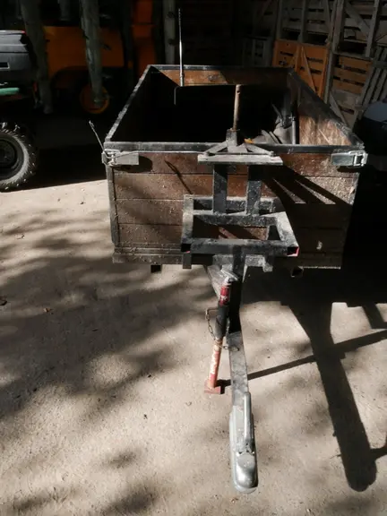 La longueur de la fourche permet au quad de braquer à fond sans toucher la remorque.