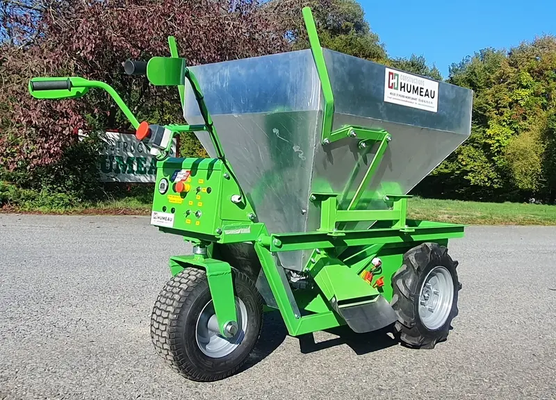 La trémie de 240 l de la brouette électrique Constructions Humeau contient jusqu'à 300 kg d'engrais.