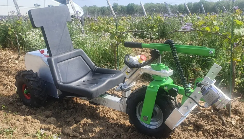 Conçu pour les pentes jusqu'à 10 %, le siège de taille électrique Flex-Viti 300 de Constructions Humeau s'appuie sur trois roues, dont deux animées pa