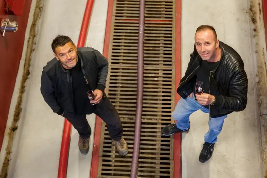 Olivier Gaillaud, président de la Coopérative de Remoulins-Fournès (à gauche) et Guilhem Rouvière, ancien président de la Cave de Remoulins (à droite)