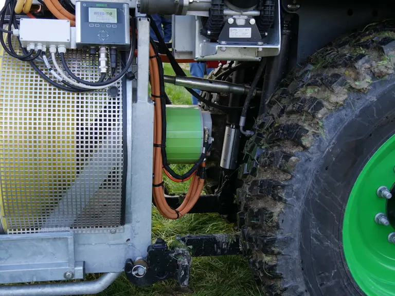 Le robot est équipé d'un attelage trois points de catégorie 2.