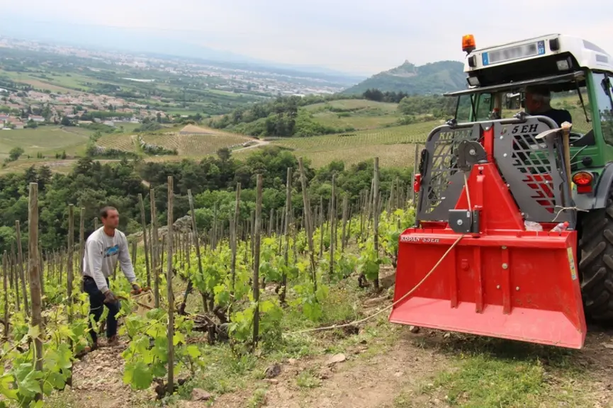 Les treuils forestiers peuvent être pilotés à distance, lorsqu'ils sont équipés d'une radiocommande, permettant à un opérateur de travailler seul.