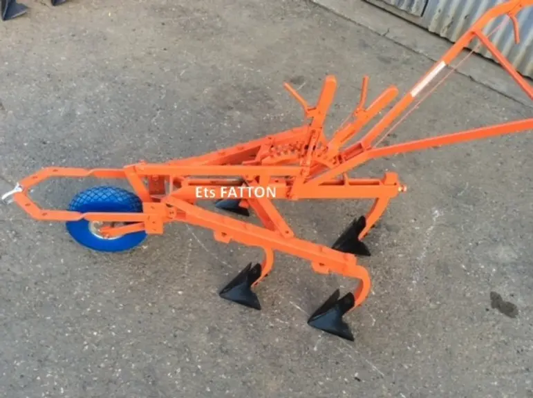 Les Ets Fatton fabriquent également les charrues spécifiques au travail du sol avec treuil.