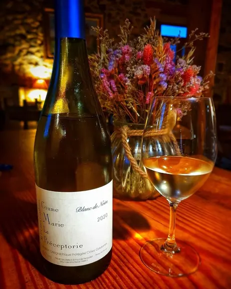 La Maison Parcé frères commercialise une cuvée blanc de noirs au domaine de la Préceptorie (cuvée Coume Marie Blanc de Noirs), en IGP côtes catalanes.