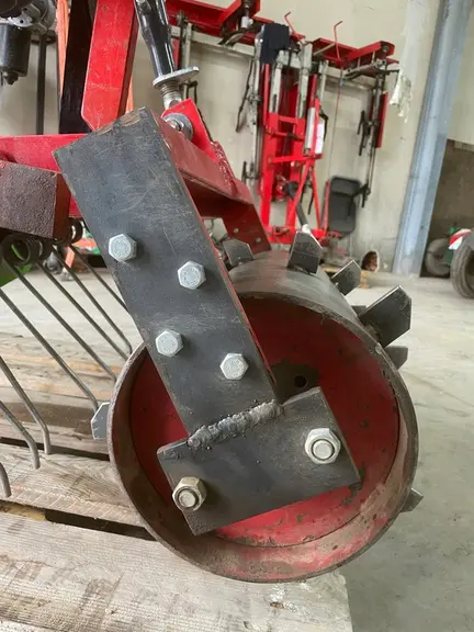 Des tambours permettent de fixer le rouleau à un cadre en U de récupération
