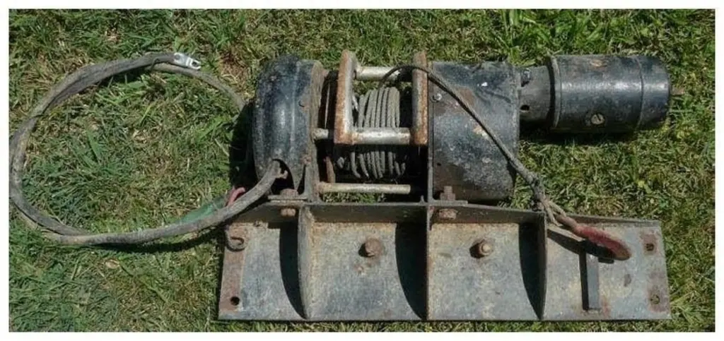 Ce treuil fait maison est constitué d'un palan et d'un gros démarreur automobile.